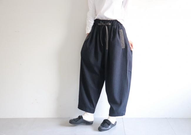 ウールライクメニータックパンツ 　クロップド丈　 (ダークネイビーストライプ)