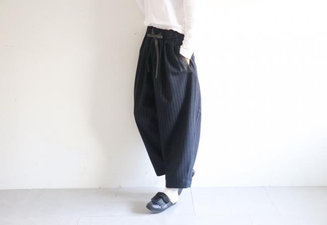 ウールライクメニータックパンツ 　クロップド丈　 (ダークネイビーストライプ)