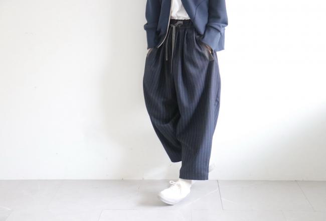 ウールライクメニータックパンツ 　クロップド丈　 (ダークネイビーストライプ)