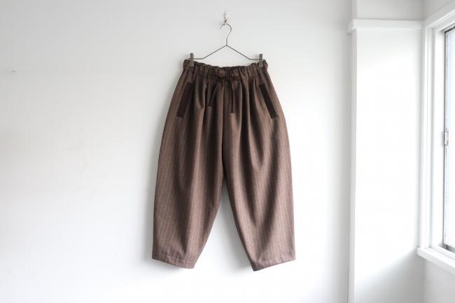 ウールライクメニータックパンツ　 クロップド丈　 (ブラウンストライプ)