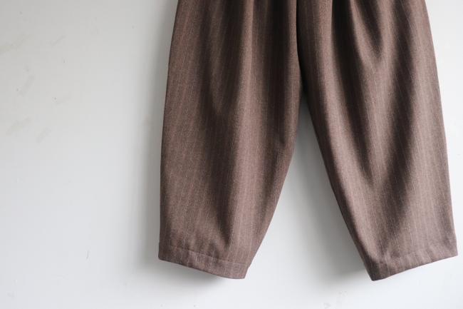 ウールライクメニータックパンツ　 クロップド丈　 (ブラウンストライプ)